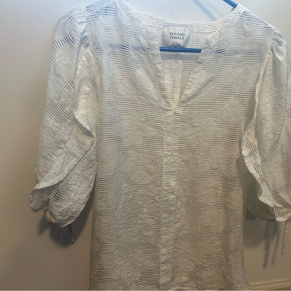 Second Female White Textured Women's Top size Medium